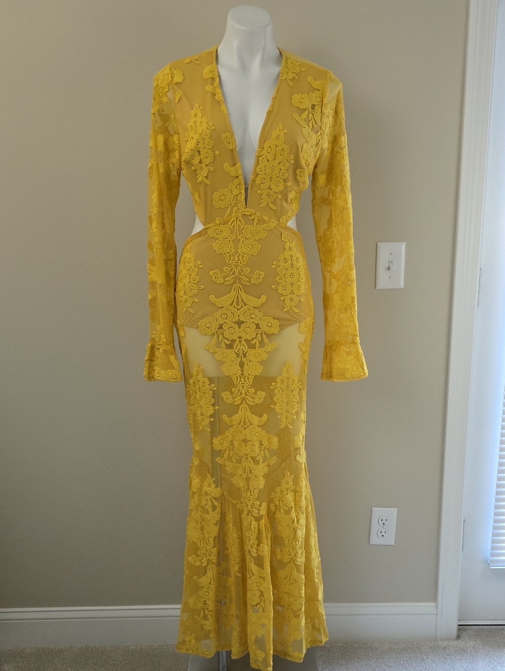 Fore  Embroidered Sheer Lace Long Bell Sleeve Open Back Maxi Dress Size Large